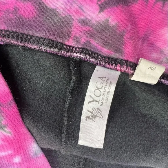 Victoria’s Secret - Yoga Pants Capris - Black and Purple - Size Unknown (Med?) - Picture 7 of 11